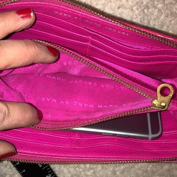 Marc Jacobs hot pink metallic zip wallet fits most iPhones - Picture 10 of 16